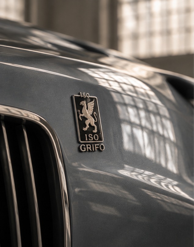 Detailaufnahme des ISO Grifo Emblems auf der Fronthaube
