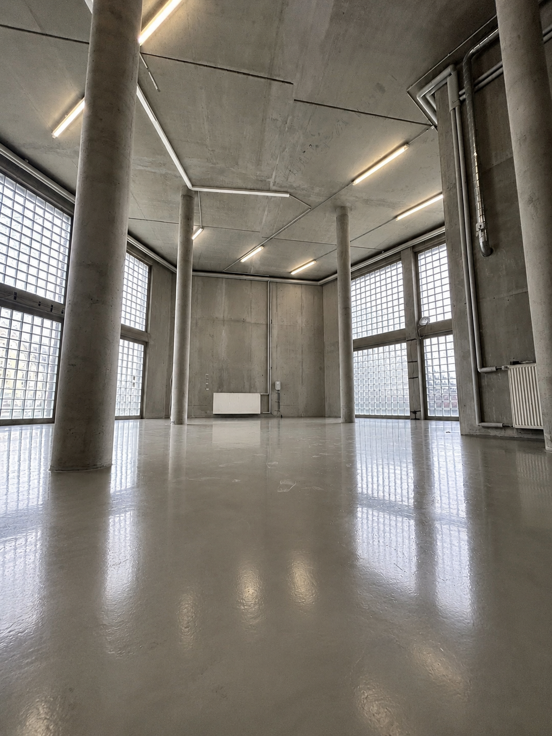 Lichtdurchflutete SOLGER-Betonhalle mit Säulen und Glasbausteinen